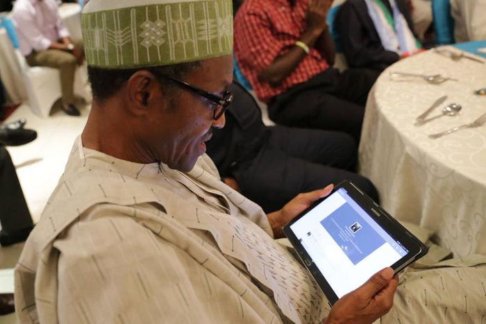 President Muhammadu Buhari checking out his twitter page on a Tablet during a meeting with campaign volunteers in Lagos in 2014. (Sahara Reporters)