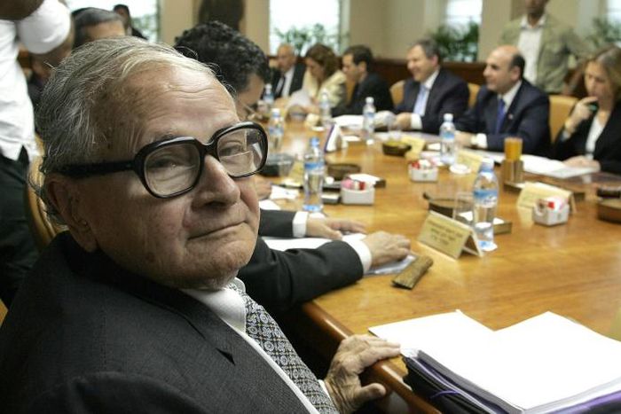 Rafi Eitan attends a cabinet meeting in 2006