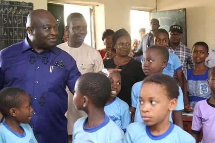 Abia state governor, Okezie Ikpeazu, in the classroom with some school pupils [HeraldNG]