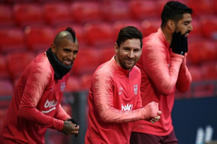 Lionel Messi (centre) trains with his Barcelona teammates at Old Trafford