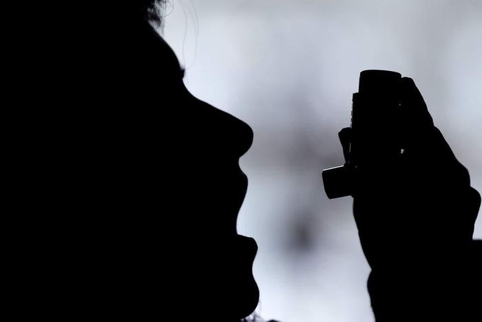 By pretending to be experiencing an asthma attack, a traveler was able to save him and his group from suspected thieves who operated without using a gun [The Independent]