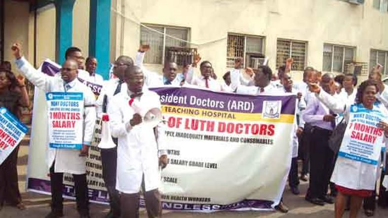 LUTH  resident doctors protesting unpaid salary (Pulse)