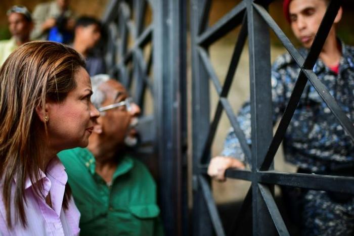 Venezuelan opposition deputy Dennis Fernandez (L) requests information on the detention of Roberto Marrero, the chief of staff of opposition leader and self-proclaimed interim president Juan Guaido, at the entrance of the intelligence service (SEBIN) h...