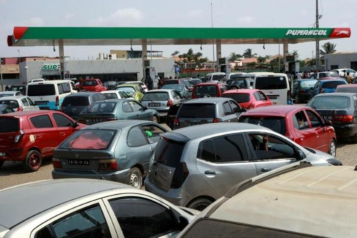 These Angolan drivers in Luanda lined up their cars for fuel during the last major fuel shortage in December 2017