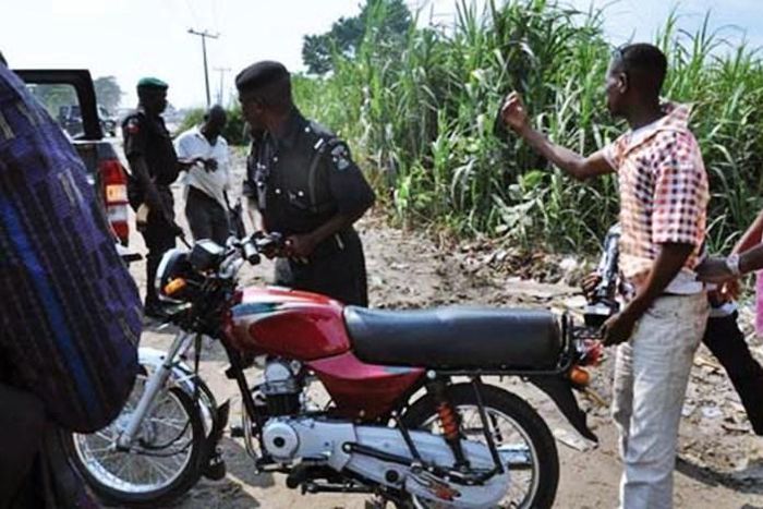 A police officer trying to arrest an erring motorcyclist [asabametro]