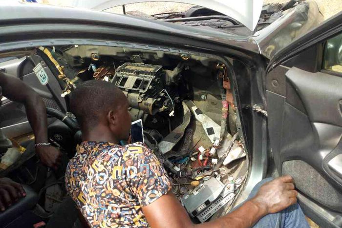 An illustration photo of a car A/C repairer [independent]