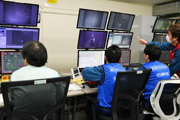 The withdrawal of nuclear fuel is a delicate operation for the Tokyo Electric Power Co
