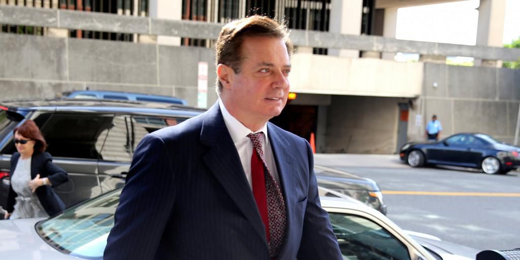 FILE PHOTO: Former Trump campaign chairman Paul Manafort arrives for arraignment on a third superseding indictment against him by Special Counsel Robert Mueller on charges of witness tampering, at U.S. District Court in Washington, U.S., June 15, 2018....