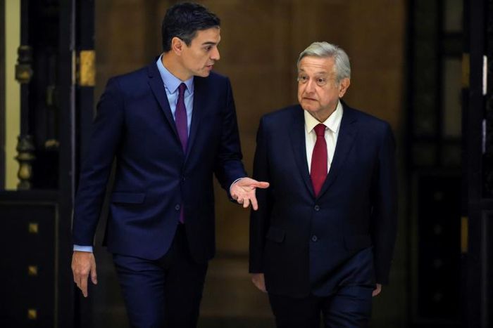 Mexico's President Andres Manuel Lopez Obrador (R) and Spain's Prime Minister Pedro Sanchez, in a file image. The Mexican president says he has sent letters to Spanish King Felipe VI and Pope Francis urging them to apologize for the "abuses" of colonia...