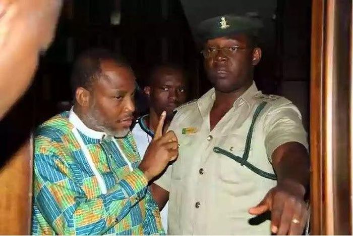 Nnamdi Kanu arguing with prison warden in Abuja
