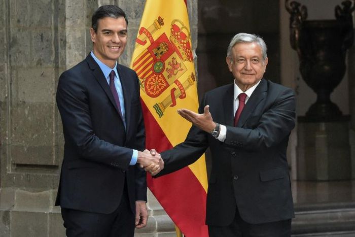 Mexico's President Andres Manuel Lopez Obrador (R) welcomes Spain's Prime Minister Pedro Sanchez at the National Palace in Mexico City on January 30, 2019