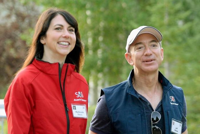 Amazon founder Jeff Bezos (R) and his wife, MacKenzie Bezos, have finalized their divorce