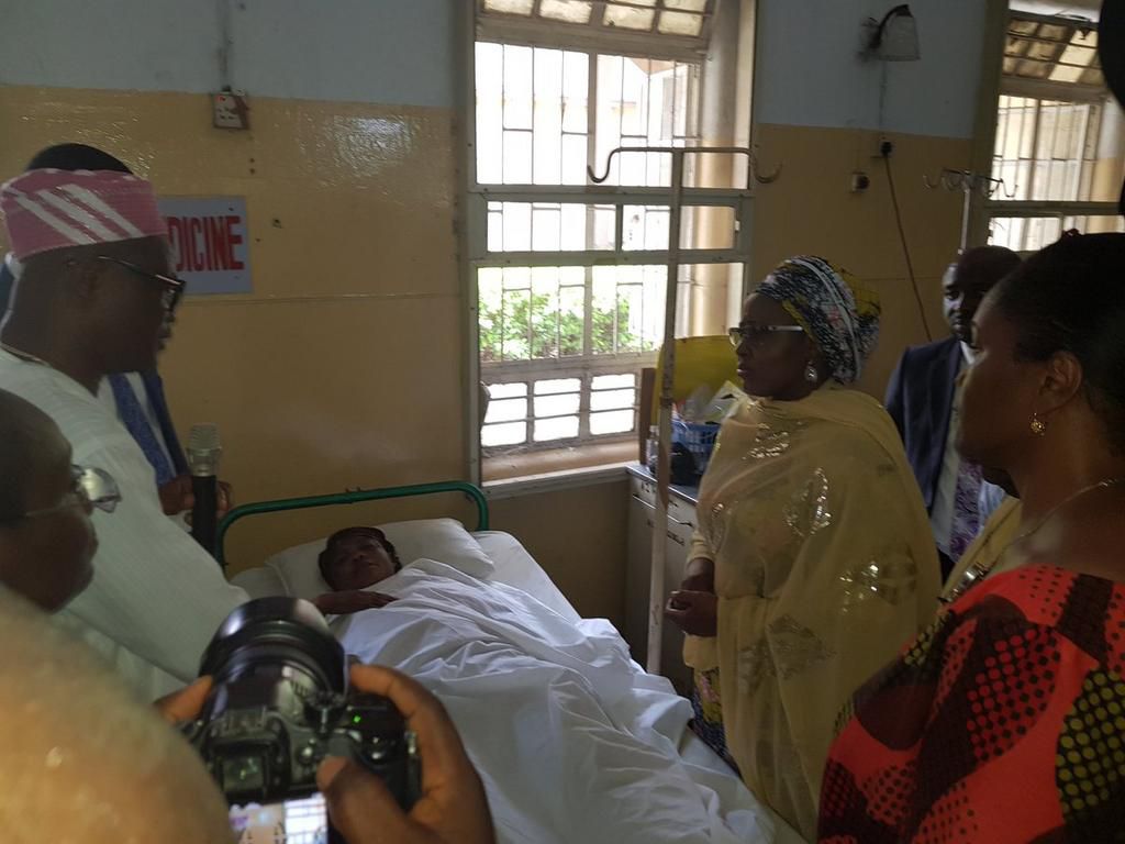 Aisha Buhari visits victims of Lagos building collapse 2