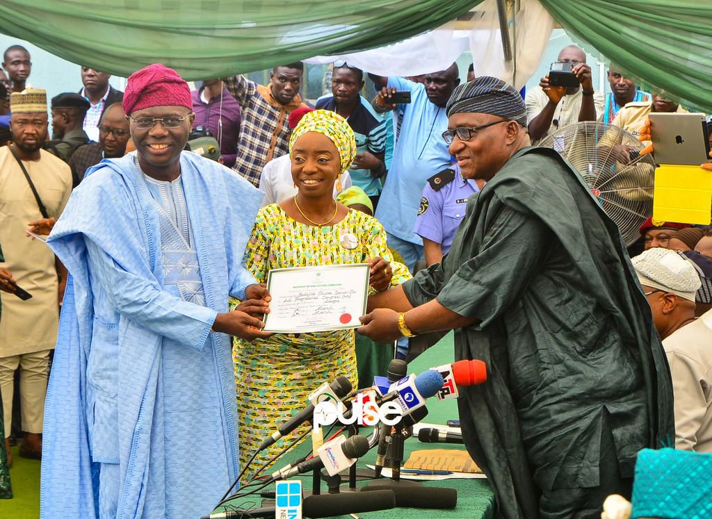 Babajide Sanwo-Olu collects Certificate of  from INEC (16)
