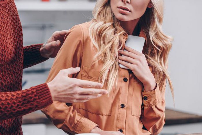 10 Signs Of A Controlling Boyfriend-And What To Do