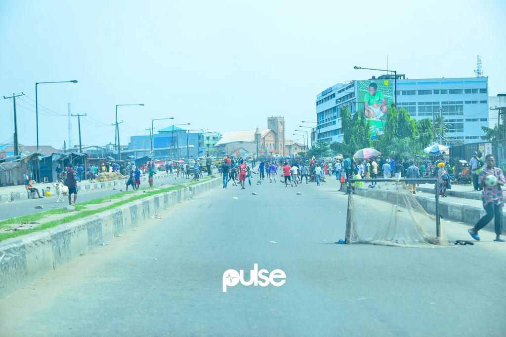 A miniature replica goal post on a major street in Lagos during the gubernatorial elections in March, 2019 (Pulse Nigeria)