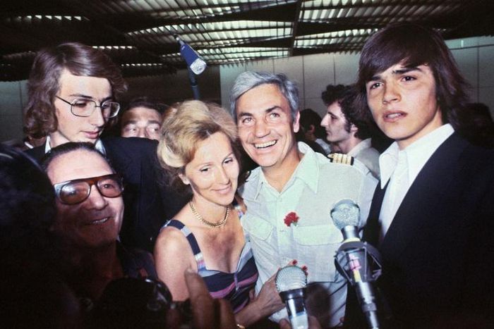 Air France captain Michel Bacos (C) is hailed as a hero for refusing to abandon his passengers when hijackers seized his plane in 1976