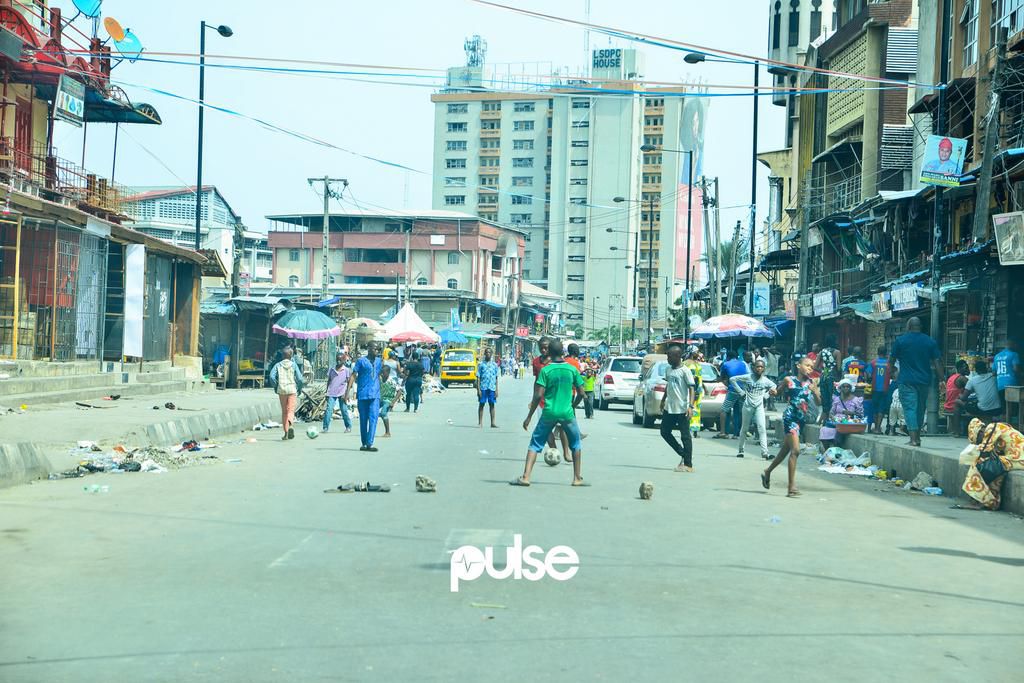 A game of monkey post going on in Lagos Island (Pulse Nigeria)