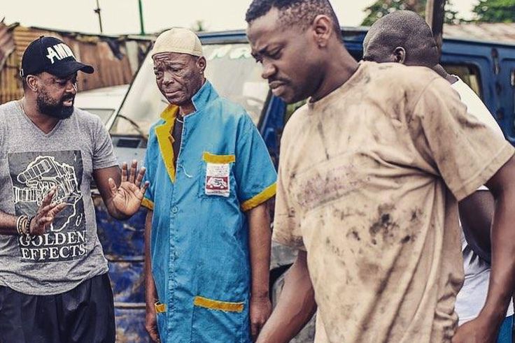 Kunle Afolayan dishing out instruction to Alabi yellow and Lateef Adedimeji on the set of  'Mokalik' [Instagram/KunleAfo]
