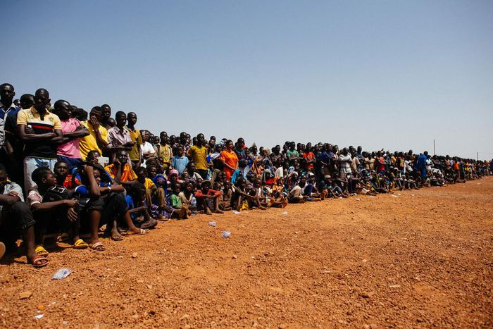 The magical performance of a man held a crowd spell-bound as they watched him joggle difficult tasks.  [Al Jazeera]