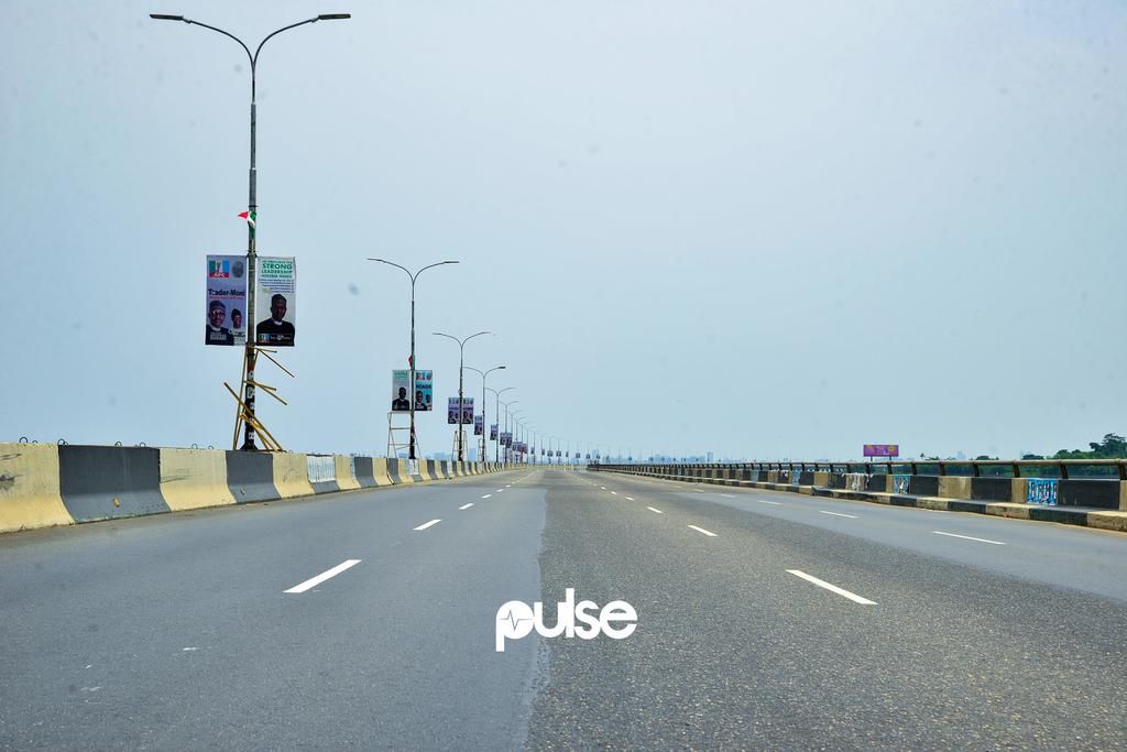 Third Mainland Bridge has felt the brunt of election season. Several campaign posters deface the bridge while wooden campaign posters hang on the light poles (Pulse)
