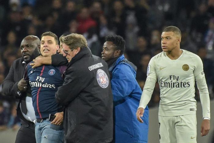 A pitch invader was tackeld by secuity in the Toulouse v PSG game after his selfie with Kylian Mbappe
