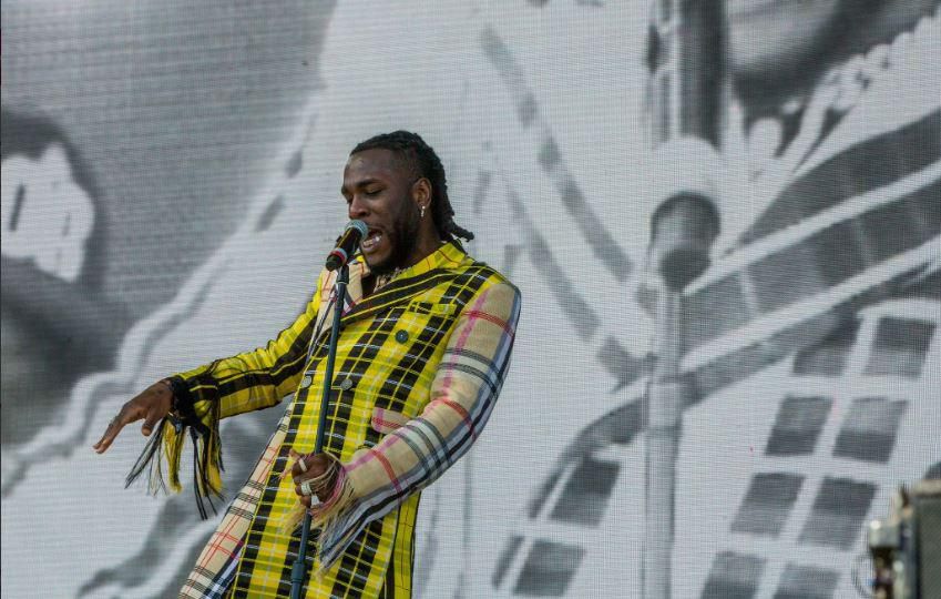 Burna Boy performs in customizable Burberry at Coachella 2019. (Twitter/Coachella)