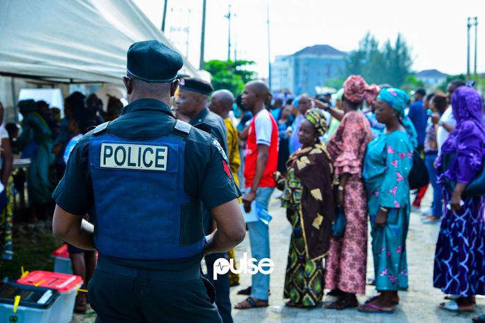 A policeman at a polling unit in Oniru. Armed officers were present at polling units and roads during the election (Pulse)