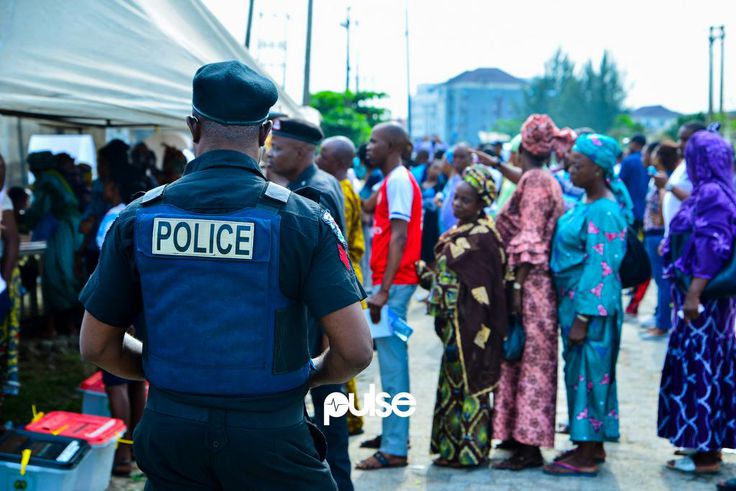 A policeman at a polling unit in Oniru. Armed officers were present at polling units and roads during the election (Pulse)