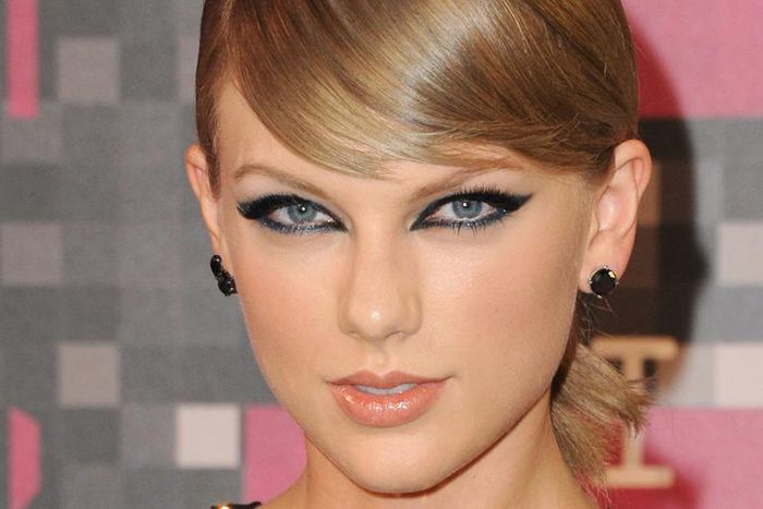 Taylor Swift Has a Crazy Eye Makeup Trick