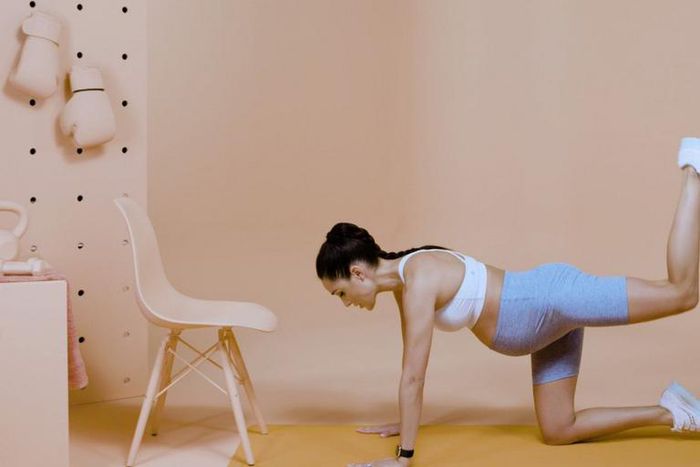 Kayla Itsines' No-Equipment Pregnancy Workout