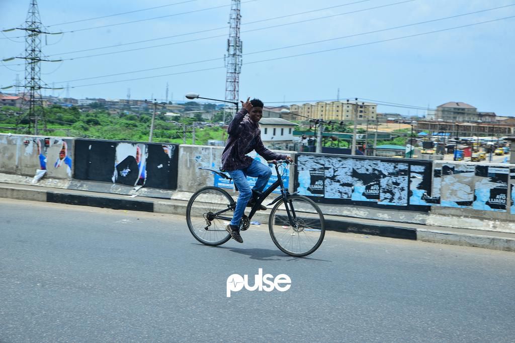 A happy cyclist at Mile 12 overhead bridge (Pulse)