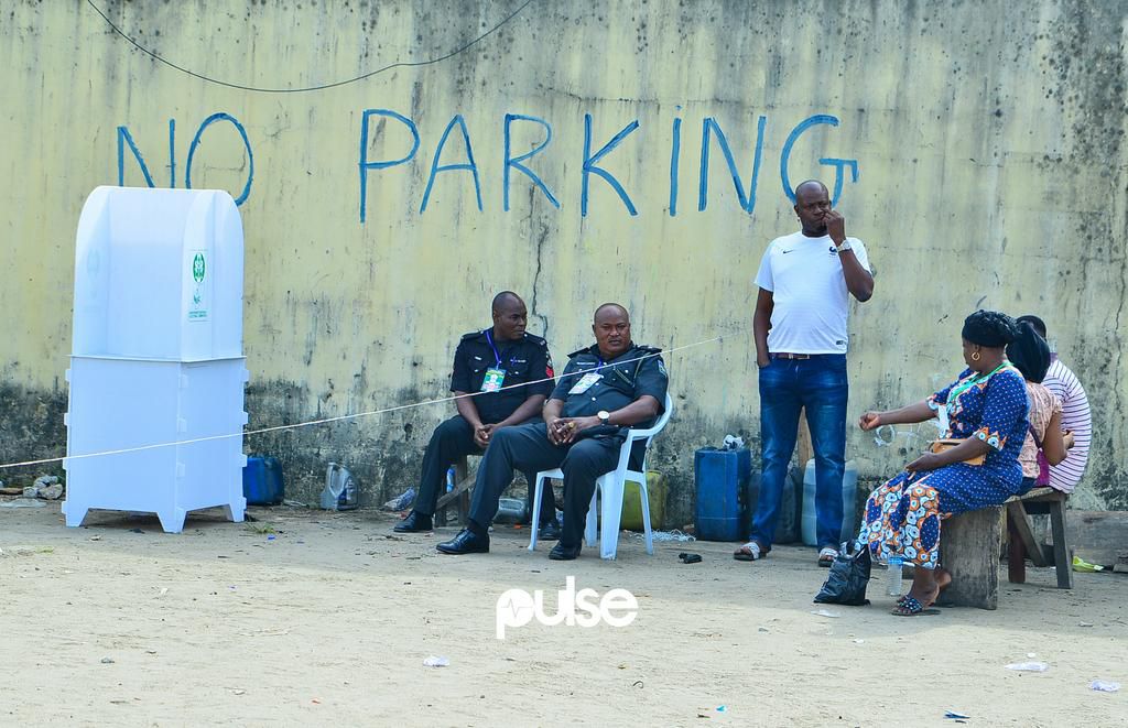 Two police officers taking it easy at a polling unit in Victoria Island (Pulse)