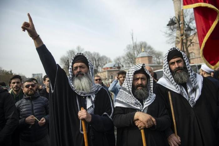 The crowds of mainly nationalist and Islamic groups conducted a short prayer service for the victims