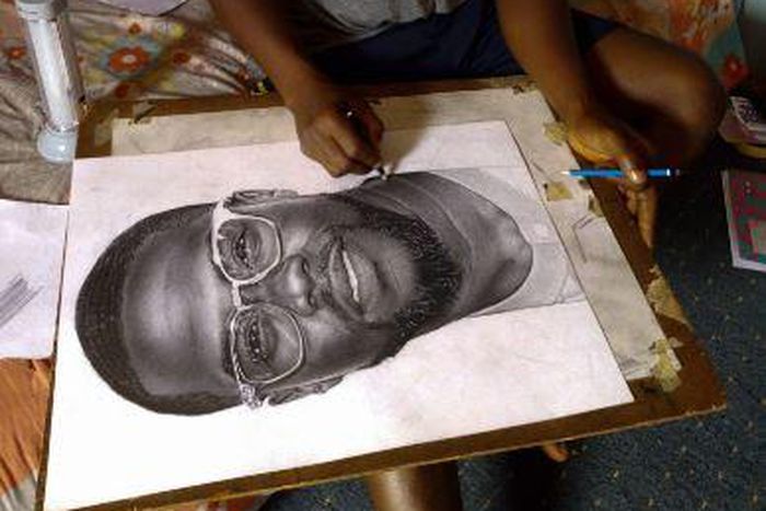 Eli Waduba with the painting of Kevin Hart. (Twitter/EWaduba)