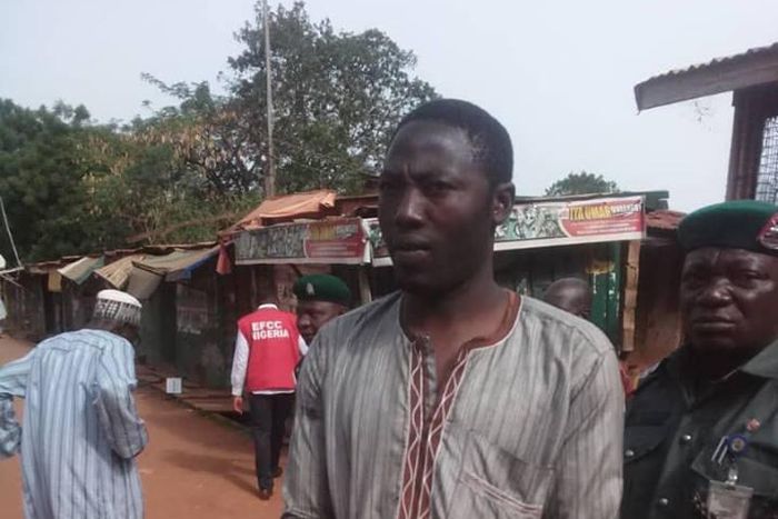 At a polling unit in Kwara State, a man named Abdulkareem Abdulsalem, was reportedly apprehended by the agents of the Economic & Financial Crimes Commision (EFCC) for attempting to buy votes. [Facebook/officialefcc]