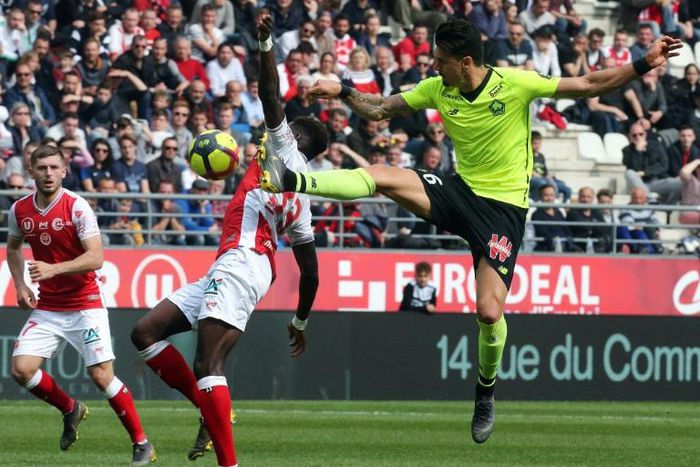 Jose Fonte (R) scored for Lille in their 1-1 draw at Reims, a result which leaves the door open for PSG to clinch the Ligue 1 title on Sunday night