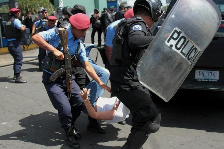 Nicaraguan riot police briefly arrested around 100 people during the weekend demonstrations, prompting the opposition alliance to withdraw from peace talks