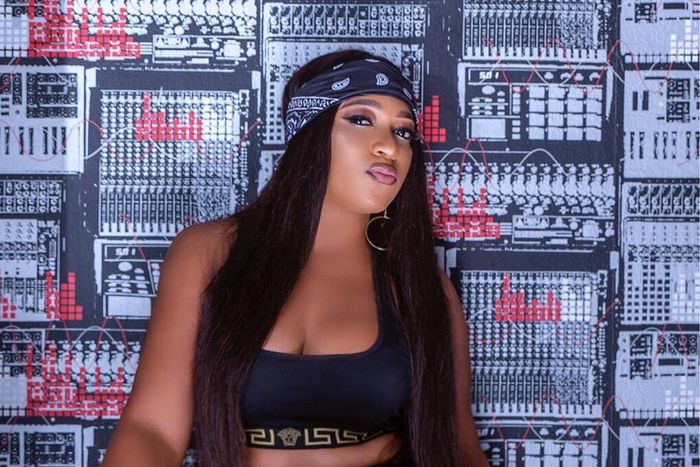 Rukky Sanda playing with a live snake is the scariest video you would see today [Instagram/RukkySanda]