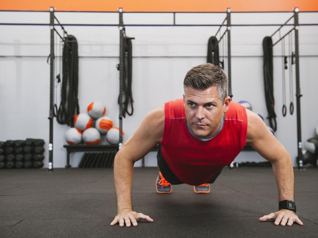 USA, California, Laguna Niguel, Mature man doing push-ups