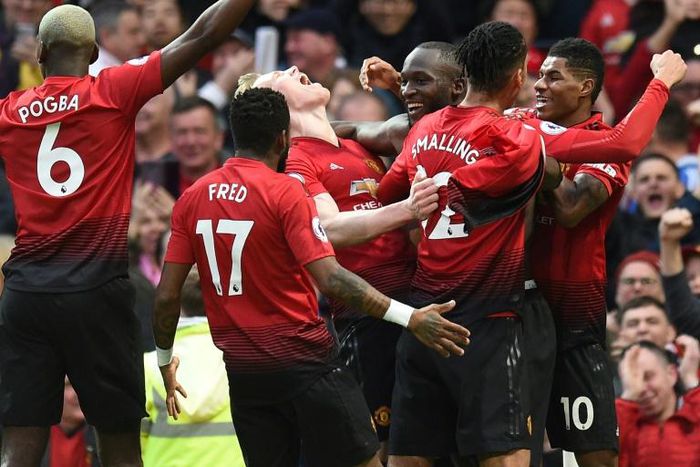 Romelu Lukaku (C) celebrates with team-mates after scoring Manchester United's late winner in a 3-2 victory over Southampton at Old Trafford