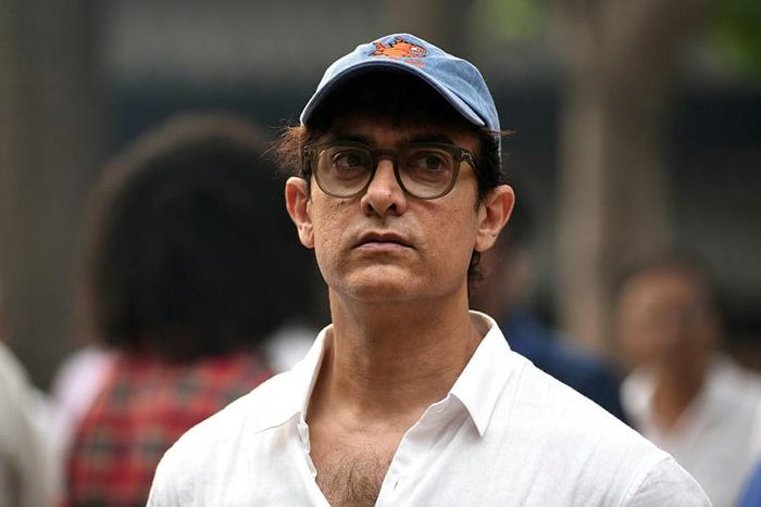Aamir Khan is to star in a Bollywood remake of the Oscar-winning hit "Forrest Gump"