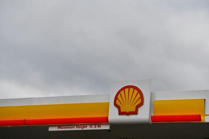 Oil giant shell is being investigated by Dutch prosecutors over alleged kickbacks paid during the purchase of an offshore oilfield in Nigeria