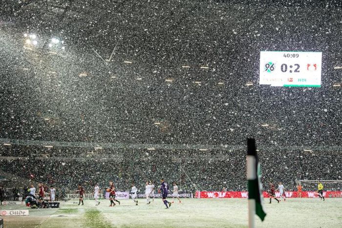 Thick snow on the pitch denied Hanover 96 a goal in their 3-2 home defeat against Bayer Leverkusen, which had to be briefly halted on Sunday to clear the pitch