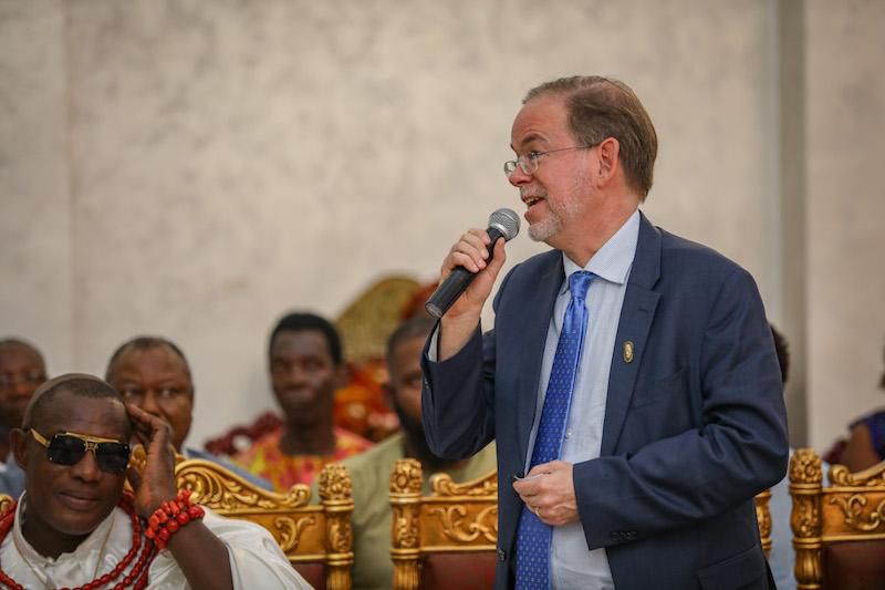 U.S.  Chargé d' affaires David Young offering remarks during his visit to the Palace of the Oba of Benin, Oba Ewuare II, on Tuesday. Photo: U.S. Embassy.