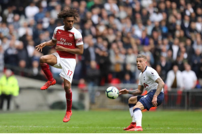 Alex Iwobi and  Toby Alderweireld (Shaun Brooks/Action Plus via Getty Images)