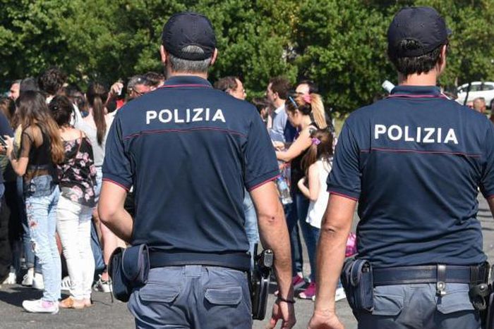 Italian police officers [Giorgio Onorati/EPA]