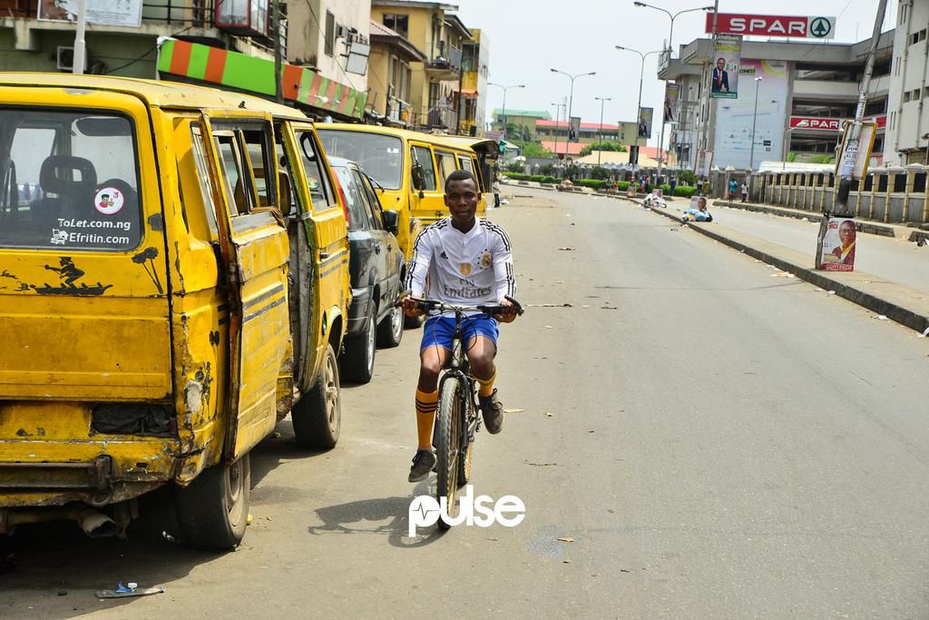 A young man on his bicycle in Ojuelegba (Pulse)