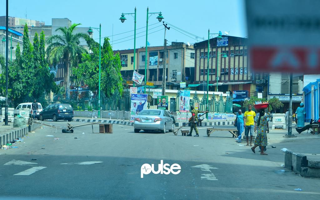 A soldier allows a car through at a road block in Lagos Island (Pulse)