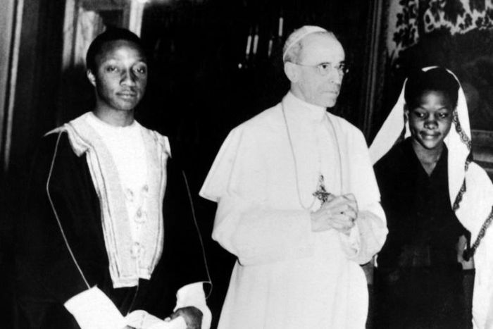Pope Pius XII (centre) meets exiled King Edward Frederick Mutesa II, Kabaka of Buganda (L) and Queen Damali of Buganda in August 1951